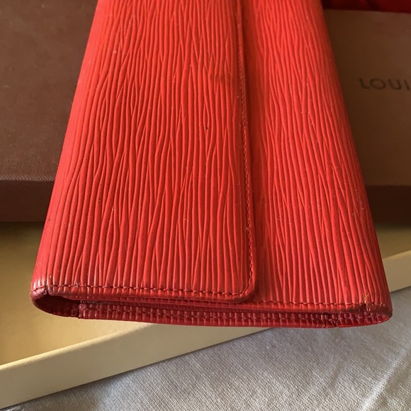 Authentic Louis Vuitton red epi wallet - Picture 4 of 16